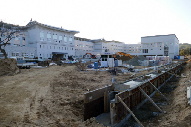 2일 개교 예정이었던 웅부중학교가 공기를 맞추지 못해 7일 개교한다. 웅부중은 이날 개교를 하더라도 4월은 돼야 공사가 마무리될 것으로 전망돼 학생들의 불편이 가중될 것으로 보인다.