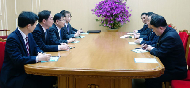 정의용 청와대 국가안보실장을 수석특사로 하는 대북 특사단이 5일 오후 특별기편으로 평양 에 도착, 숙소인 고방산 초대소에서 김영철 당 중앙위 부위원장 겸 통일전선부장(오른쪽에서 두 번째)의 영접을 받고 방북 일정에 대해 협의하고 있다. 왼쪽부터 대북 특사단인 윤건영 청와대 국정상황실장, 천해성 통일부 차관, 수석특사인 정의용 청와대 국가안보실장, 서훈 국정원장. [청와대 제공=연합뉴스]