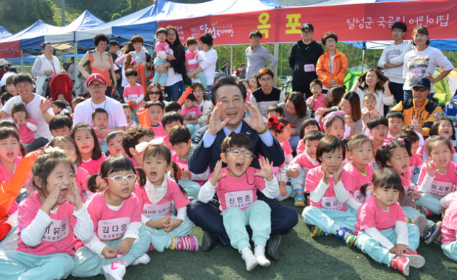 전국 군 단위 최초로 인구 25만 명을 돌파한 달성군이 다양한 출산과 육아지원 제도를 마련하고 있다. 김문오 달성군수가 군내 국
