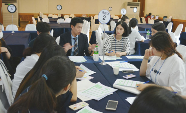 경상북도는 다양한 일자리 미스매치 해소정책을 펼치고 있다. 경북도는 지역 대학생들의 취업역량 강화를 위해 권역별 대학연합 취업캠프를 열고 있다. 경북도 제공