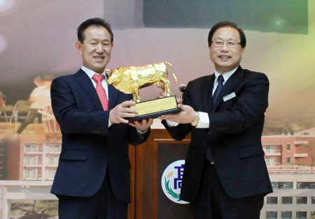 졸업생인 김찬모(왼쪽) 부경 대표이사가 영주제일고 아너 소사이어티 1호 회원으로 선정됐다. 영주제일고 제공