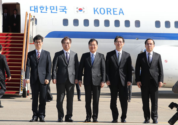 정의용 청와대 국가안보실장을 수석특사로 하는 문재인 대통령의 대북 특사단이 5일 오후 북한을 방문하기 위해 서울공항에 도착, 특별기 앞에서 기념 촬영하고 있다. 왼쪽부터 윤건영 청와대 국정상황실장, 서훈 국정원장, 정의용 국가안보실장, 천해성 통일부 차관, 김상균 국정원 2차장. 연합뉴스