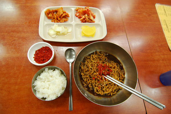 대구 동성로 35년 된 분식집 폐업. 황희진 기자