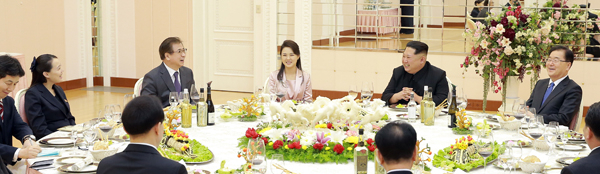 5일 방북한 대북특별사절대표단과 만난 김정은 북한 노동당 위원장. 연합뉴스