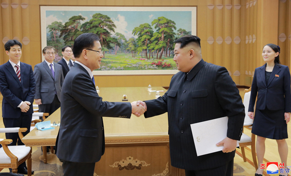 대북특별사절대표단을 이끌고 간 정의용 청와대 국가안보실장이 김정은 북한 노동당 위원장과 5일 만났다. 연합뉴스