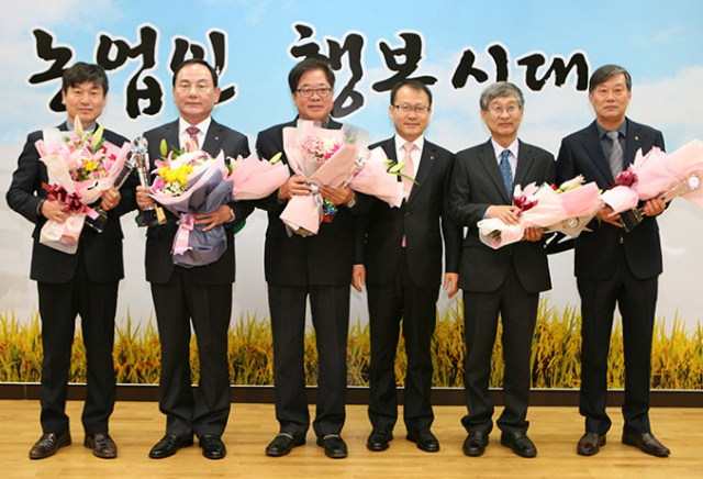 상호금융평가 대상 시상 후 기념촬영을 하고 있다. 이인진(왼쪽부터) 지보농협 조합장, 김영태 구미농협 조합장, 윤태성 안계농협 조합장, 여영현 경북농협본부장, 권성기 춘양농협 조합장, 이성균 근남농협 조합장.