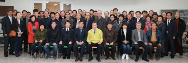 5일 예천군곤충연구소에서 열린 제4기 양봉대학 개강식을 마치고 입학생 등 70여 명이 기념촬영을 하고 있다. 예천군 제공