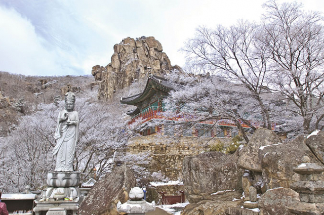 금산 보리암은 남해의 최고 관광지로 깎아지른 절벽과 절묘한 조화를 이룬 건물의 배치가 신기하다. 경남 남해군 제공