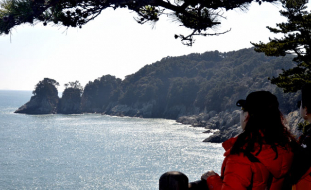 한려해상공원 특유의 기암괴석으로 이뤄진 가파른 해안절벽.
