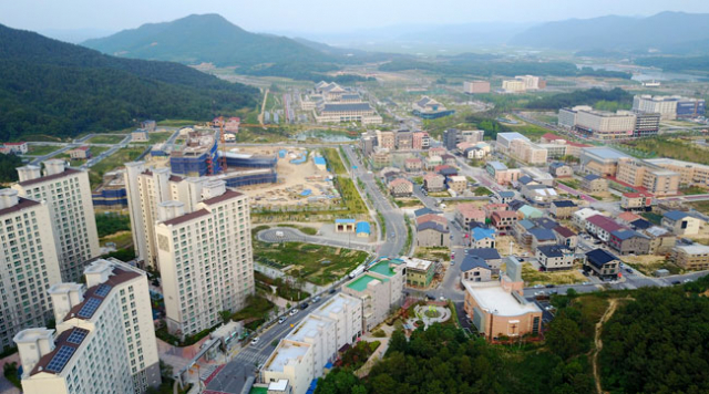 오는 10일 경북도청 신청사 개청 2주년을 맞아 경북도가 균형발전을 견인하고 있다. 도청 신도시도 크고 작은 건물들이 들어서고, 아파트 단지가 빼곡히 조성되면서 여느 도시 못지않은 모습으로 변하고 있다. 경북도청 신도시는 남악신도시와 내포신도시 등에 비해 도시 모습을 빠르게 갖춰가고 있다. 경북도는 올해부터 본격적인 신도시 2, 3단계 조성사업에 들어갔다. 김영진 기자