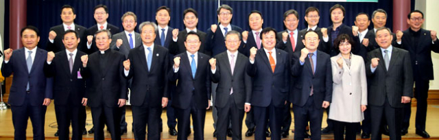 7일 서울 여의도 국회 의원회관 제1소회의실에서 열린 지방분권 개헌 토론회에서 참석자들이 기념촬영을 하고 있다. 앞줄 왼쪽부터 오영수 제주신보 회장, 서창훈 전북일보 회장, 이상택 매일신문 사장, 이희종 강원일보 사장, 안병길 부산일보 사장, 김재경 국회 헌법개정