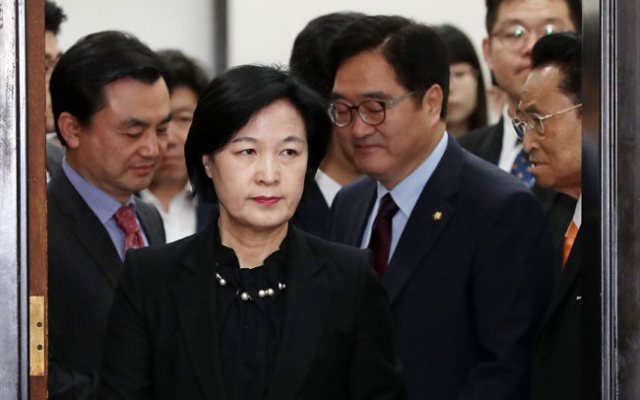 안희정 전 지사의 성폭행 파문이 계속되는 가운데 7일 오전 국회에서 열린 더불어민주당 최고위원회의에 추미애 대표와 당 지도부가 참석하고 있다. 연합뉴스