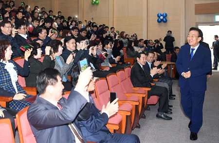 김관용 경상북도지사는 6일 영천교육문화센터에서 영천시 공무원 300여 명을 대상으로 특강을 했다. 경북도 제공