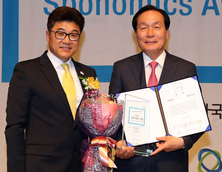 김주수(오른쪽) 의성군수가 한국프레스센터에서 열린 