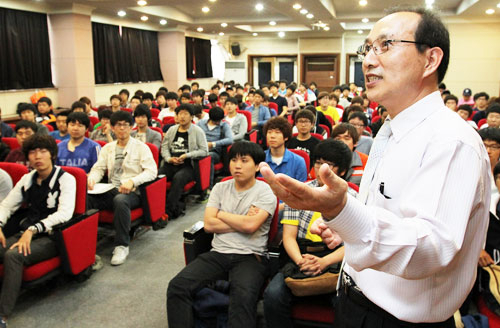 곽현근 구미중소기업협의회장이 구미대에서 자동차과 후배들을 대상으로 인생 특강을 하고 있다.