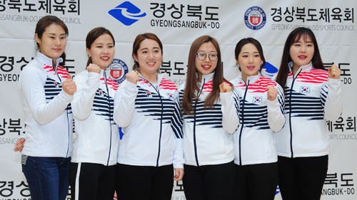 지난 2일 경북체육고등학교에서 열린 평창동계올림픽 여자컬링팀 미디어데이 행사에서 선수들이 취재진을 향해 포즈를 취하고 있다. 왼쪽부터 김민정 감독, 김은정