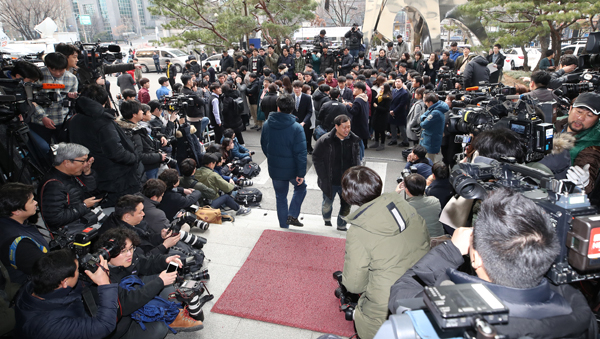 안희정 전 충남지사 출석을 기다리고 있는 9일 서울서부지검 앞. 연합뉴스