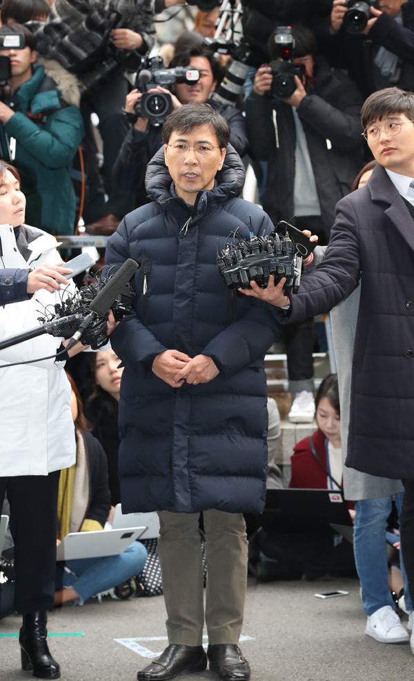 안희정 전 충남지사가 9일 오후 5시 서울서부지검에 출석해 포토라인에 섰다. 연합뉴스