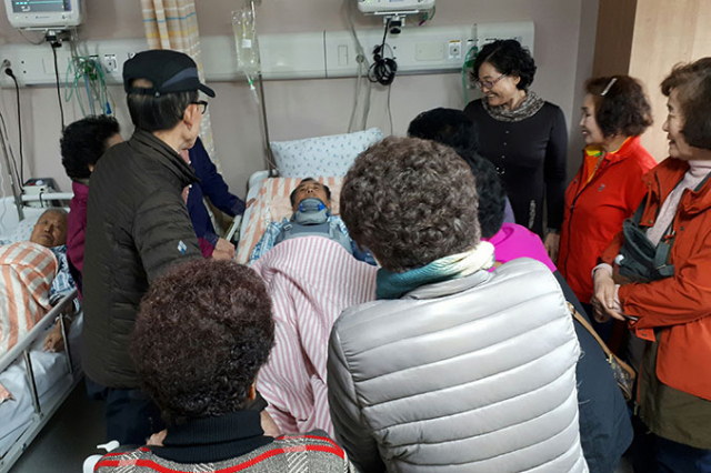 영주 가흥2동 1통 주민들이 병원과 양로원에 입원한 이웃들을 방문, 위로하고 있다. 영주시 제공
