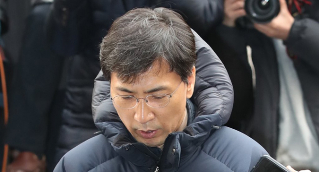 여비서 성폭행 의혹을 받는 안희정 전 충남지사가 9일 오후 서울 마포구 서울서부지검에 자진출석하고 있다