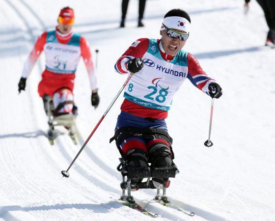 11일 강원도 평창 바이애슬론센터에서 열린 2018평창패럴림픽 크로스컨트리 남자 15km 좌식경기에서 한국 신의현이 질주하고 있다. 연합뉴스