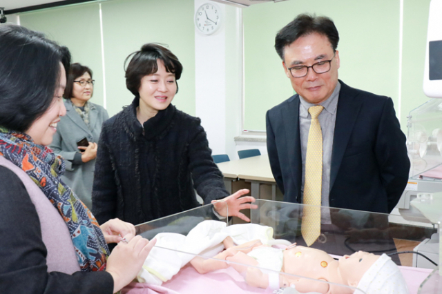 경일대가 임상간호시뮬레이션센터를 확장 개소했다. 정현태 경일대 총장이 확장한 센터를 둘러보고 있다. 경일대 제공