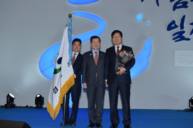 경산시가 11일 제1회 대한민국 지방정부 일자리정책 박람회에서 일자리정책 국무총리 표창을 받고 기념 촬영을 했다. 최대진 경산부시장(사진 오른쪽부터), 심보균 행정안전부차관, 안영수 경산시 경제환경국장. 경산시 제공
