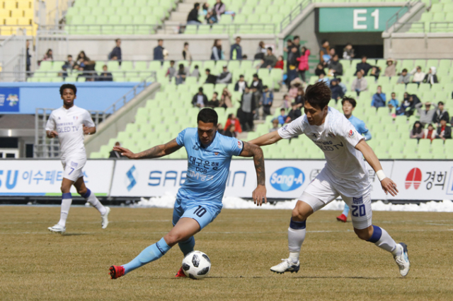 올 시즌 새로 합류한 대구FC의 브라질 공격수 지안이 10일 대구스타디움에서 열린 수원 삼성과의 K리그1 2차전 홈 경기에서 상대팀 선수와 볼을 다투고 있다. 대구FC는 이날 수원에 0대2로 패해 개막 후 2연패를 당했다. 대구FC 제공