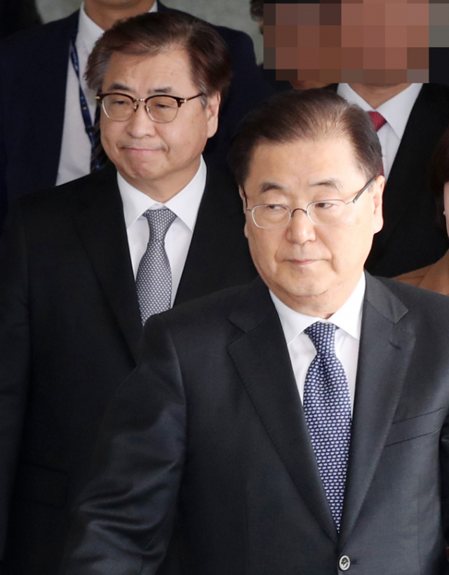 북한 방문 결과를 미국에 공유하고자 출국했던 정의용(오른쪽) 청와대 국가안보실장과 서훈 국가정보원장이 11일 오후 인천국제공항을 통해 귀국하고 있다. 연합뉴스