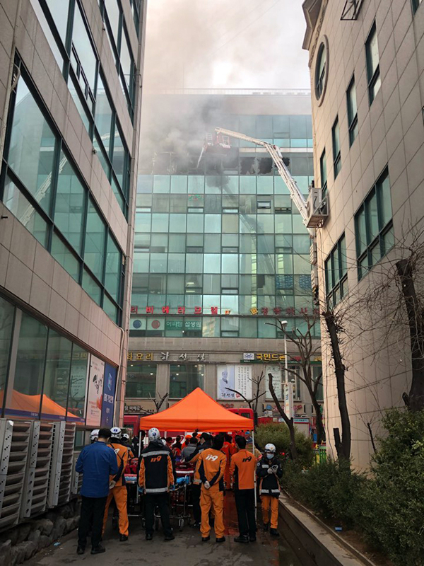 [속보] 고양 화정 화정역 인근 우정플라자 화재 완진됐지만, 대피중 1명 추락사ㆍ2명 부상. 연합뉴스