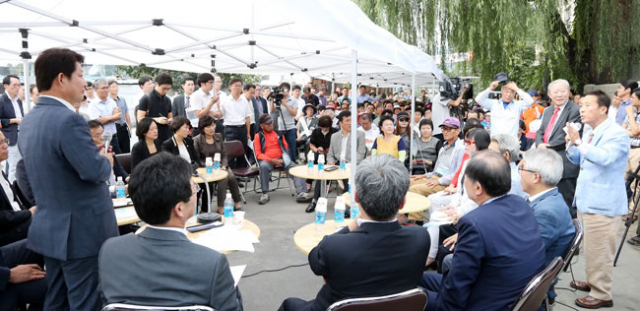 권영진 대구시장이 지난 2014년 9월 동구 안심연료단지에서 운영한 천막 현장소통시장실에서 주민들과 의견을 나누고 있다. 이날 현장소통시장실을 시작으로 동구 주민들의 숙원이었던 안심연료단지 개발이 첫 단추를 끼우게 됐다. 대구시 제공