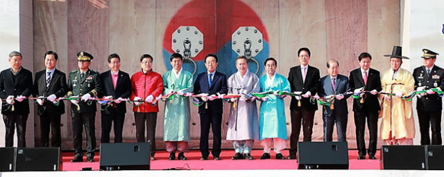 12일 예천군 신청사 개청식에서 이현준 예천군수, 조경섭 예천군의회 의장, 김관용 경북도지사 등 행사에 참석한 내빈들이 개청을 알리는 테이프 커팅을 하고 있다. 윤영민 기자