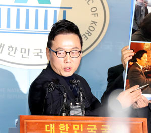 정봉주 전 의원이 자신을 겨냥한 성추행 의혹과 관련해 12일 국회 정론관에서 기자회견을 열고 입장을 밝히고 있다. 연합뉴스