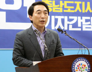 안희정 전 충남지사의 성폭행 의혹 파문 이후 선거운동을 중단해왔던 박수현 충남지사 예비후보가 12일 충남도청 브리핑룸에서 기자회견을 열고 선거운동 재개를 선언하고 있다. 연합뉴스