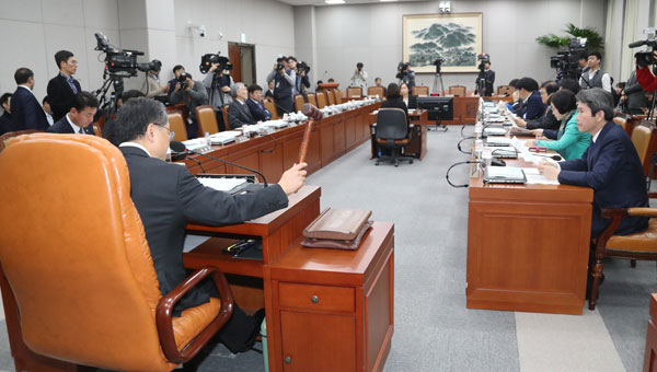 김재경 헌법개정특위 위원장이 12일 국회에서 열린 헌법개정 및 정치개혁특별위원회 전체회의에서 정부 형태(대통령과 국무총리의 분권) 및 지방분권 분야에 대한 안건을 상정하고 있다. 연합뉴스