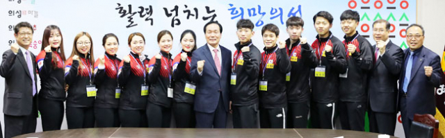 김주수 의성군수는 12일 컬링 여자 국가대표 선수들에게 격려금을 전달하고 기념 촬영을 했다. 의성군 제공