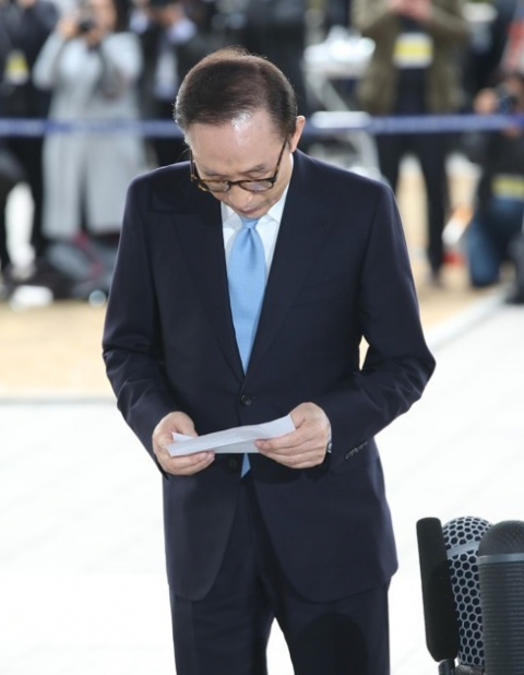 이명박 전 대통령이 14일 오전 서울 서초구 서울중앙지검에 피의자 신분으로 출석, 대국민 메시지를 발표하고 있다. 연합뉴스