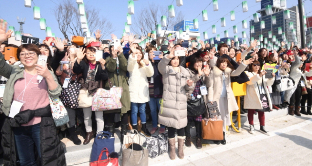 10일 패럴림픽 성공기원 소망 트리 세레모니가 열린 강릉 월화거리에 한류스타 장근석을 보기위해 한국을 찾은 2018명의 일본 팬들이 운집해 있다.