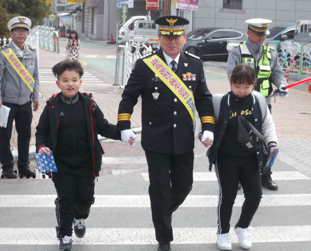 13일 김태철 예천경찰서 서장이 초등학교 저학년생들의 손을 잡고 예천초교 정문 앞 횡단보도를 건너고 있다. 예천경찰서 제공