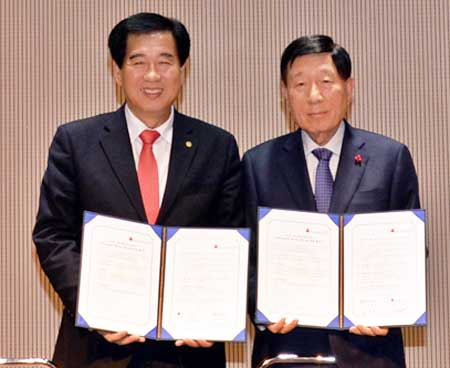 경북사회복지공동모금회와 경산시가 착한 나눔문화 확산을 위한 업무협약을 맺었다. 최영조(왼쪽) 경산시장, 신현수 경북모금회장. 경북모금회 제공