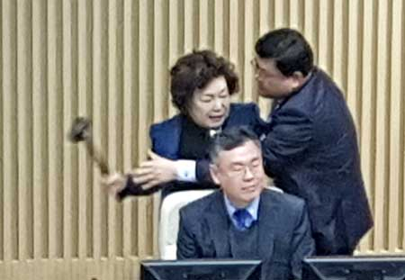 더불어민주당 배영애 의원이 의장석에 올라 의사봉을 빼앗으며 항의하고 있다. 박영채 기자