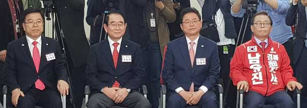 자유한국당 경북도지사 공천 신청자들이 14일 서울 여의도 한국당 중앙당사에서 열린 면접에 앞서 공천관리위원들에게 포부를 밝히고 있다. 홍준표 기자 agape1107@msnet.co.kr