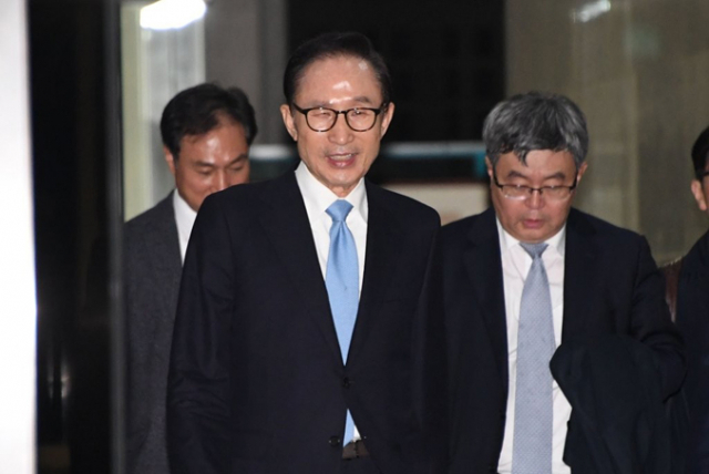 검찰 조사를 마친 이명박 전 대통령이 15일 오전 서초동 서울중앙지검을 나서고 있다 연합뉴스