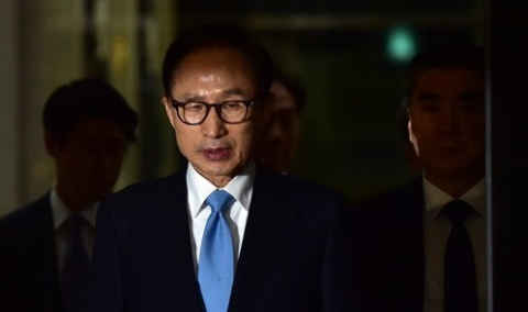 검찰 조사를 마친 이명박 전 대통령이 15일 오전 서초동 서울중앙지검에서 나오고 있다. 자료사진 연합뉴스
