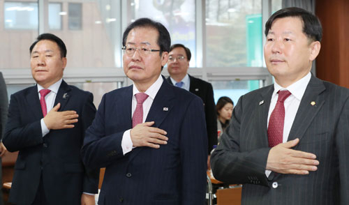 자유한국당 홍준표(가운데) 대표가 15일 오전 강원도 평창군 대관령원예농협을 방문, 6