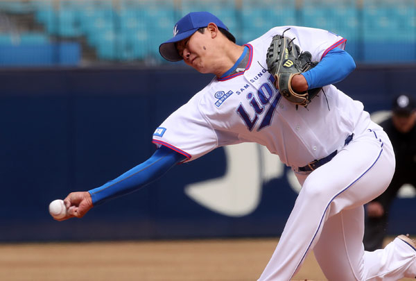 16일 대구삼성라이온즈파크에서 열린 KBO리그 삼성 라이온즈와 SK 와이번스의 시범경기에 선발 출전한 삼성 김대우가 역투하고 있다. 삼성 라이온즈 제공