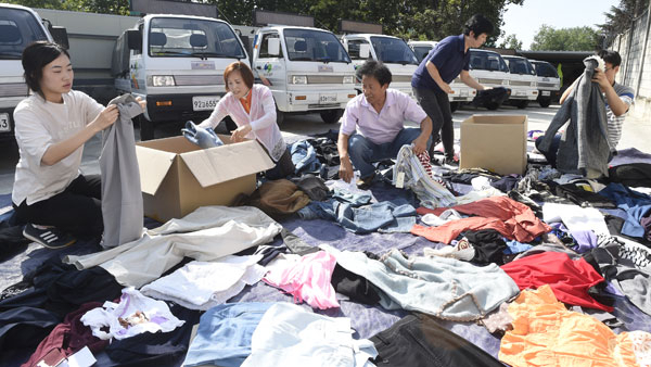 지난해 9월 남구청 직원들이 기증받은 의류를 몽골로 보내기 전에 분류