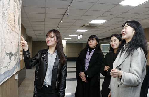 영남대 미술보존복원전공 학생들이 도성도 복원본을 보며 대화를 나누고 있다. 영남대 제공