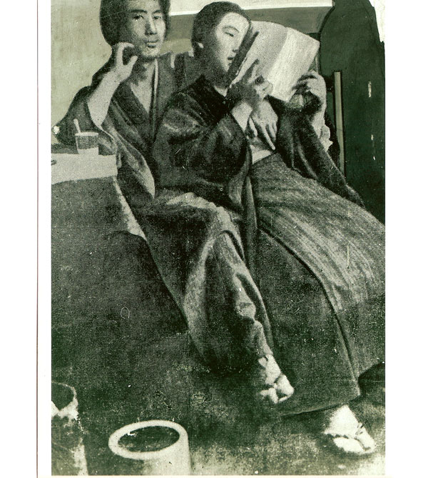 일왕과 왕세자 암살을 기도한 혐의로 1925년 일본 도쿄의 한 형무소 조사실에서 조사를 받고 있던 박열과 그의 아내 가네코. 사형 판결이 당연하던 상황에서도 자유롭고 대범한 모습이 실로 놀랍다.