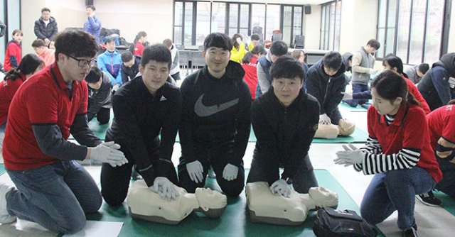 수성대가 16일 태권도협회 수성구지회 소속 태권도 관장, 사범 등 50여명을 초청해 응급처치 및 심폐소생술 교육을 실시하고 있다. 수성대 제공